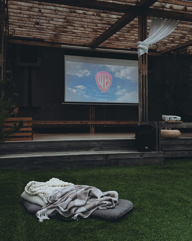 How to Plan a Cozy and Fun Screen-Light Evening
